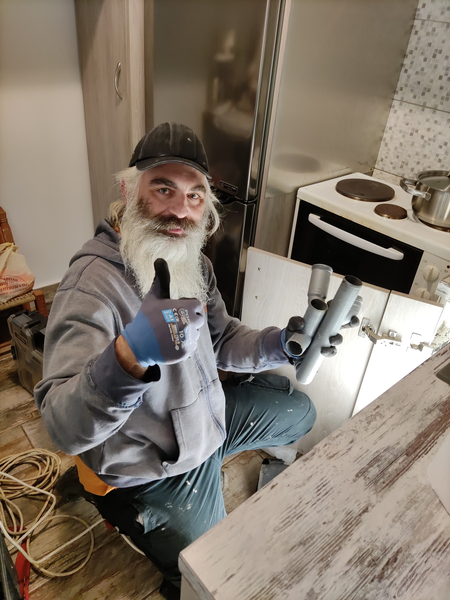 Υδραυλικός της ΥΔΡΕΥΕΙΝ με εργαλεία